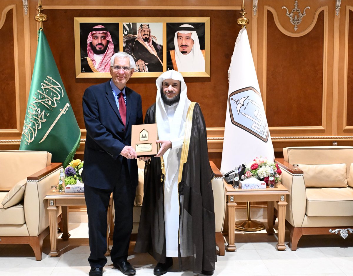 IMSIU_edu_sa's tweet photo. تعزيزًا للتعاون العلمي والبحثي..
وفد من مركز أكسفورد للدراسات الإسلامية برئاسة رئيس المركز د.فرحان نظامي، وعضوية البروفيسور سير ديفيد كلاري، يزور اليوم الاثنين 2026/8/3 #جامعة_الإمام .
https://t.co/4LUDSboE3F https://t.co/UI1qckNJWO