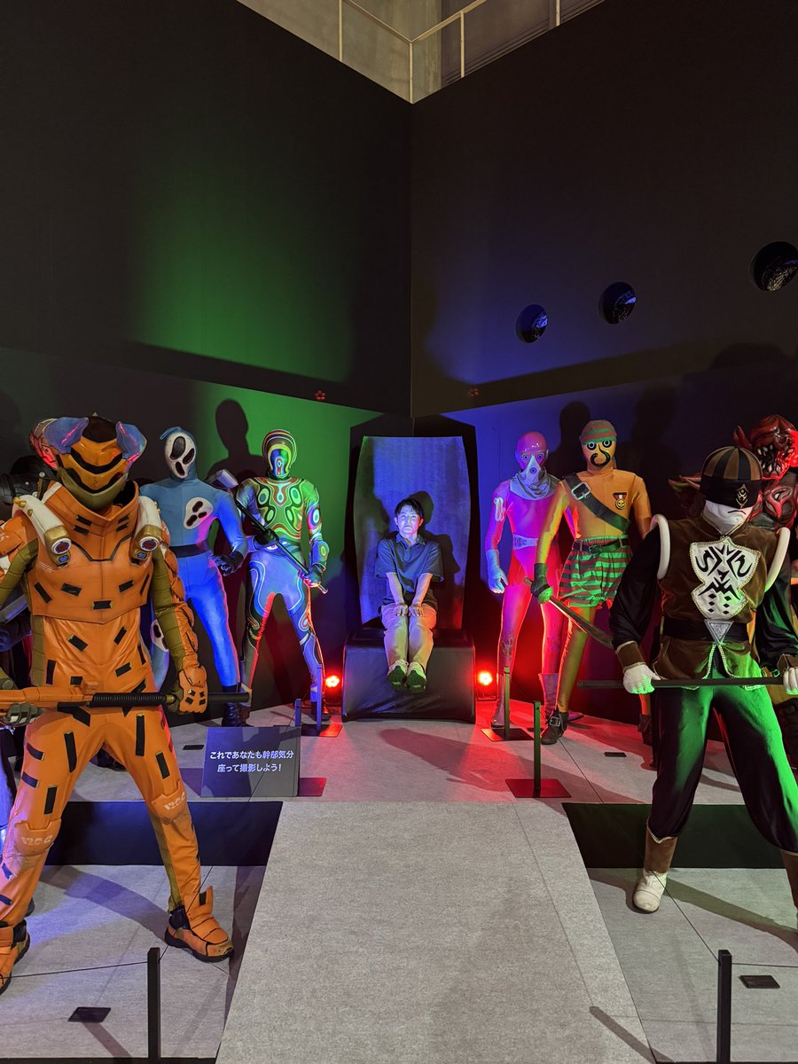 eisukehojo_abc's tweet photo. 番組でご紹介した全スーパー戦隊展🦸

各世代のヒーロー大集合はロマンたっぷりでしたが、
悪の軍団に囲まれるのもまた素敵な時間で…

関智一さんとお話しもさせていただき、幸せな時間でした！！

この夏、おすすめです！

#ABCテレビ
#スタンダップ
#ひらかたパーク 
#ひらパー
#全スーパー戦隊展 https://t.co/oqDdH0yXtL