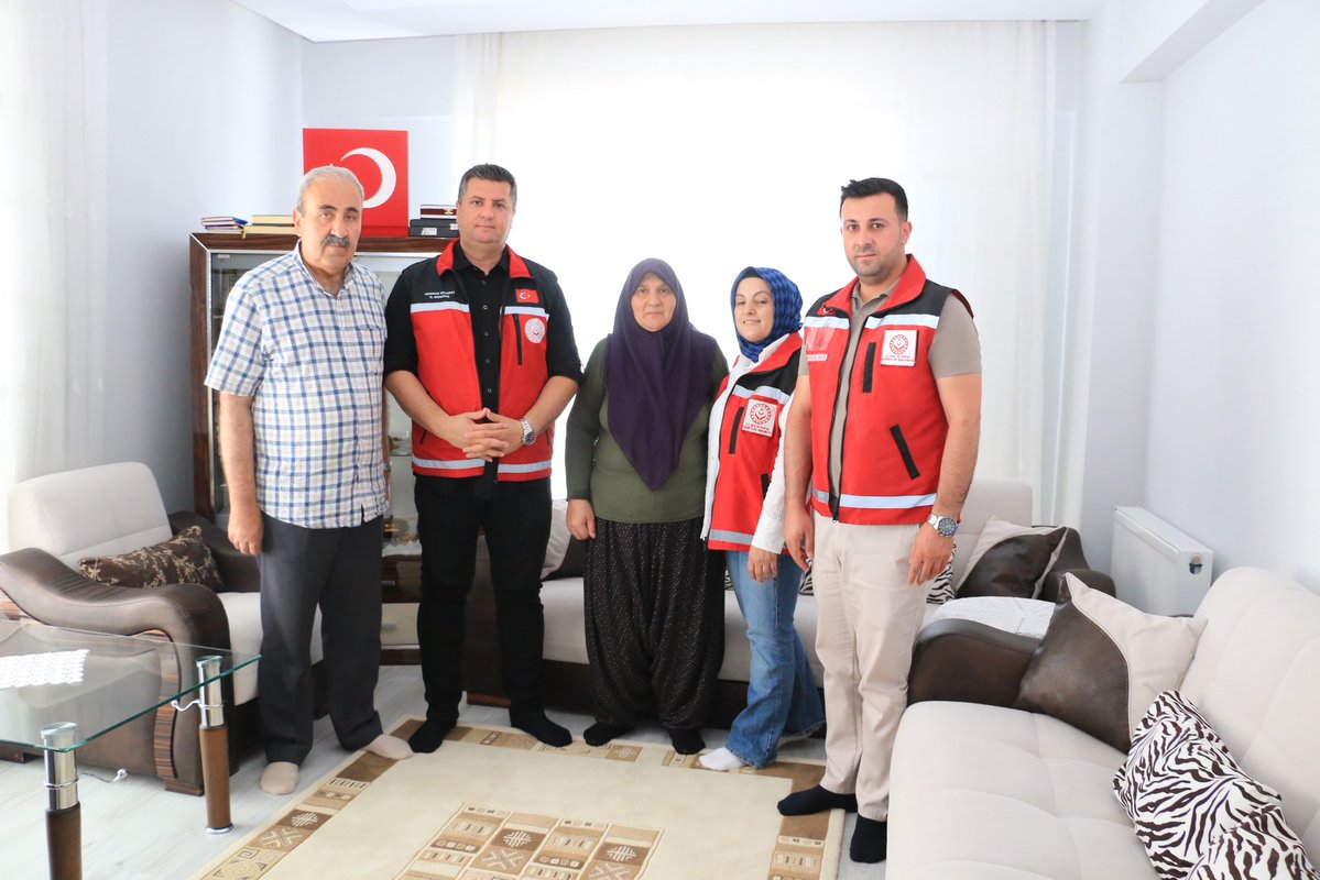elazigashim's tweet photo. Kahraman Şehidimiz Polis Memuru Cüneyit Bankur’un bizlere emaneti olan kıymetli ailesini ziyaret ederek ellerinden öptük.

Ziyaretimizde aziz şehidimizin mukaddes ruhu için dualar ettik.

Kahraman şehitlerimizi rahmet, minnet ve şükranla anıyoruz.🇹🇷 https://t.co/KaZcyuTbNI