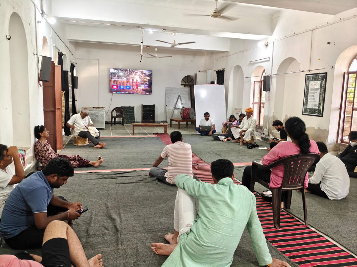 sarvodayasangam's tweet photo. पास के एक गांव में सिलिकोसिस से जूझते खदान मज़दूरों का दर्द देखा। पत्थर तोड़ते-तोड़ते उसके कण उनके फेफड़ों में भर जाते हैं, जिससे उनकी असमय मौत हो जाती है। https://t.co/vybS7rwOFx