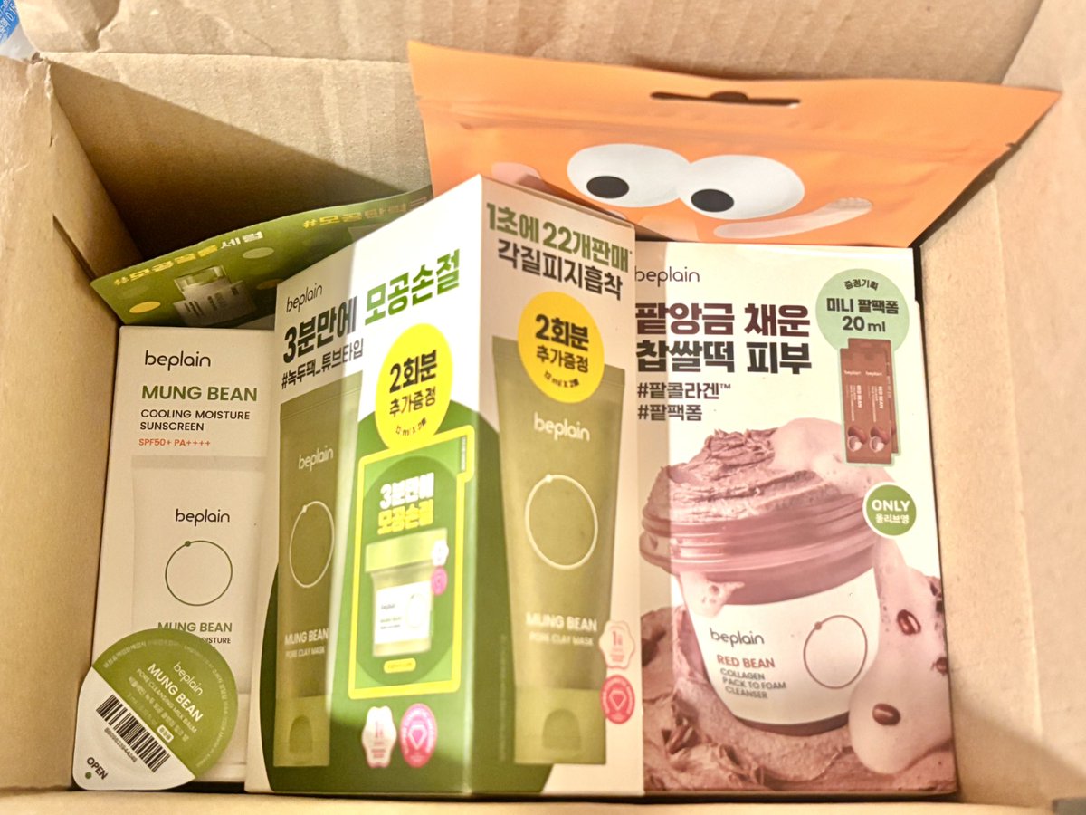 koshi194's tweet photo. 渡韓に合わせて、WOWPASSのビューティーセットを初めて注文！3500Wで10万W相当の内容。宿泊先の住所入力すると届けてくれる🇰🇷え、お得すぎん😇？現品＆サンプルがいくつか入っていながら送料だけだから、商品代実質無料🤯beplain初めて使うから楽しみ♪ ゲストハウスだったけどちゃんと届いた！箱もベコベコじゃなかったし👍

日程は指定できるけど、時間指定はできなかった。一応備考欄に色々書いたけど、その辺は考慮はされない印象(これは多分宿泊先による)安いし無事受け取れたから全然いいけど！渡韓と被ったら注文してみるのもアリ🎁ただ荷物にはなるし場合によっては液体系もあるから、受託荷物なしの人は厳しいかも💦⚠️