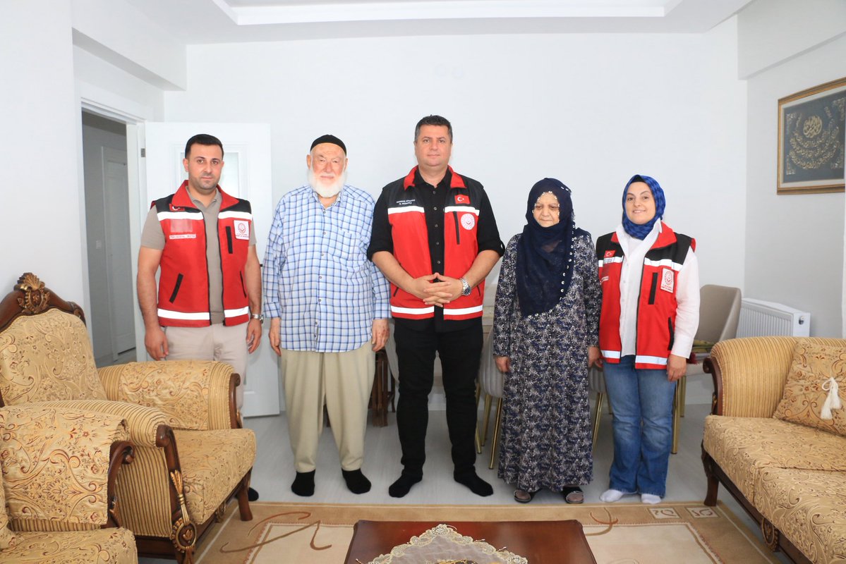 elazigashim's tweet photo. Kahraman Şehidimiz Polis Memuru Mehmet Lami Karaağaç’ın bizlere emaneti olan kıymetli ailesini ziyaret ederek ellerinden öptük.

Ziyaretimizde aziz şehidimizin mukaddes ruhu için dualar ettik.

Kahraman şehitlerimizi rahmet, minnet ve şükranla anıyoruz.🇹🇷 https://t.co/HOeNZ7SV4l