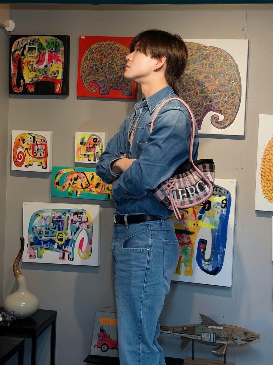 whuwhu_'s tweet photo. บ้อกแบ้กที่เหมาะกับการถือระเป๋าให้แฟนสาวอย่างพี่มากคับ 

#MergeFriends #MERGEADayBag
#bbverpj https://t.co/VkH4hKSHcR