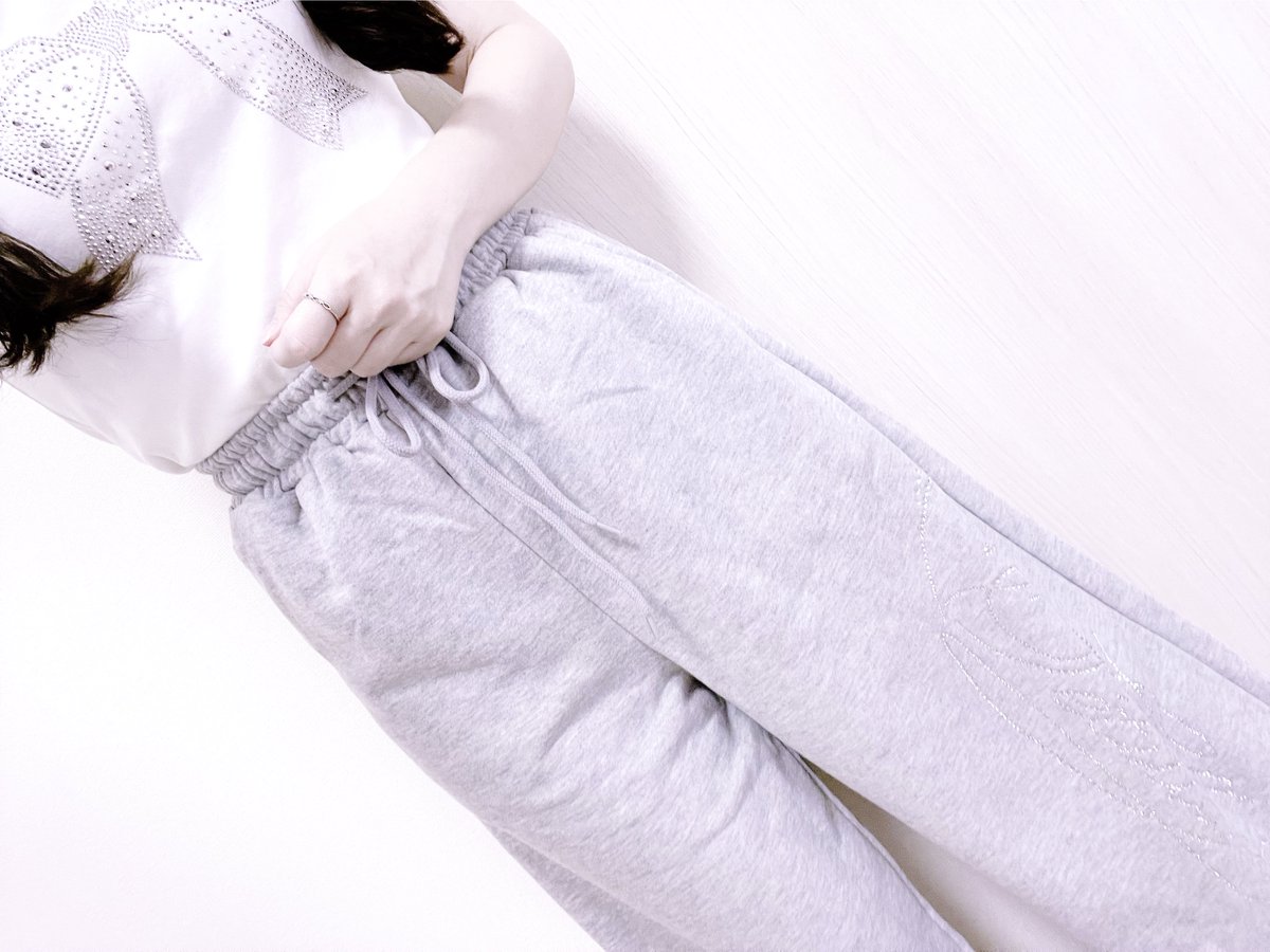 __nenecoco's tweet photo. today's coordinate✩*.

t s h i r t ♡ wego
p a n t s ♡ grl

グレイルのラインストーンロゴスウェットパンツを買ったから上はウィゴーのTシャツにしてラインストーン合わせにした🤍
#manacoordinate https://t.co/pIA2KOZaaH