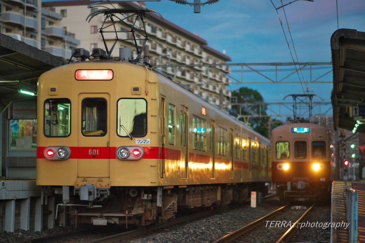 TERRA485583181's tweet photo. 「暮れゆく駅」
昼と夜の中間の時間帯…。今の時期、昼間は暑いので、こういった撮影のほうが体に優しいんです😊
#鉄道写真
#西日本鉄道
#600形
#SONY
#SAMYANG
#福岡市東区 https://t.co/pwTzRMiFd8