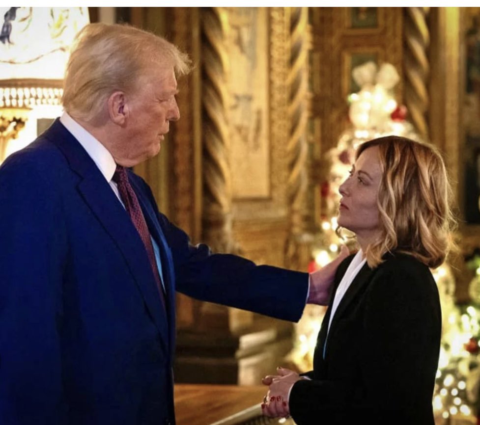 rulajebreal's tweet photo. L'asse Trump-Netanyahu, che gongolava per la crisi di Ceuta, si è tirato un vero e proprio autogol, perché ha trasformato Pedro Sánchez da sfortunato “conciliatore” nei confronti degli immigrati (con successo ha rimpatriato tutti i 60.000 migranti) a vittima di un complotto contro la sovranità europea.
Il governo incompetente e patetico della Meloni sì è coperto di ridicolo e dimostra che pure di far propaganda elettorale è disposto a destabilizzare l’Unione Europea.