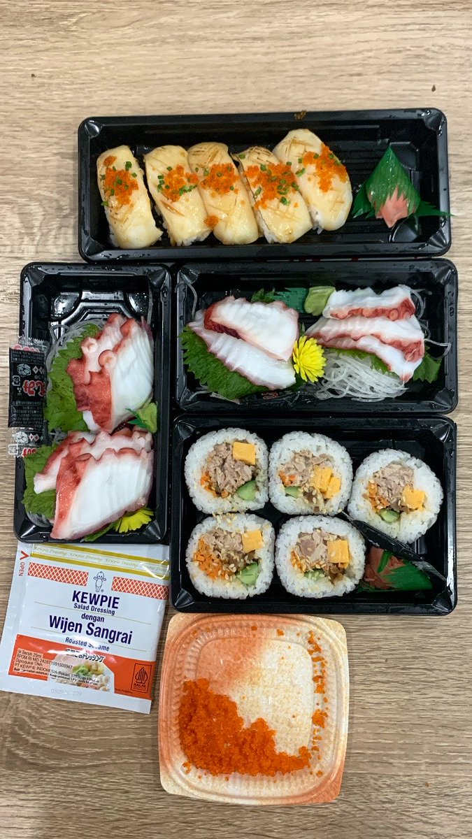 avcdozpiw's tweet photo. kalian tim beli sushi di supermarket atau restoran? 🍣 https://t.co/2kxJYk7OGD