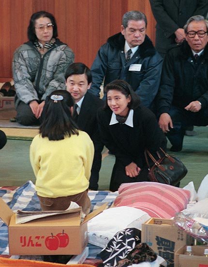 kazu10233147's tweet photo. 記者会見も事前に質問内容を通告させる高市早苗。
被災地を訪れても避難所で被災者とやり取りせず、あらかじめ集められた被災者と別室で机に座わるしか語れない高市早苗。
天皇は避難所を訪れ、膝を折り語り合われた。高市早苗にはできないことだ。 https://t.co/bfWhURZSlj