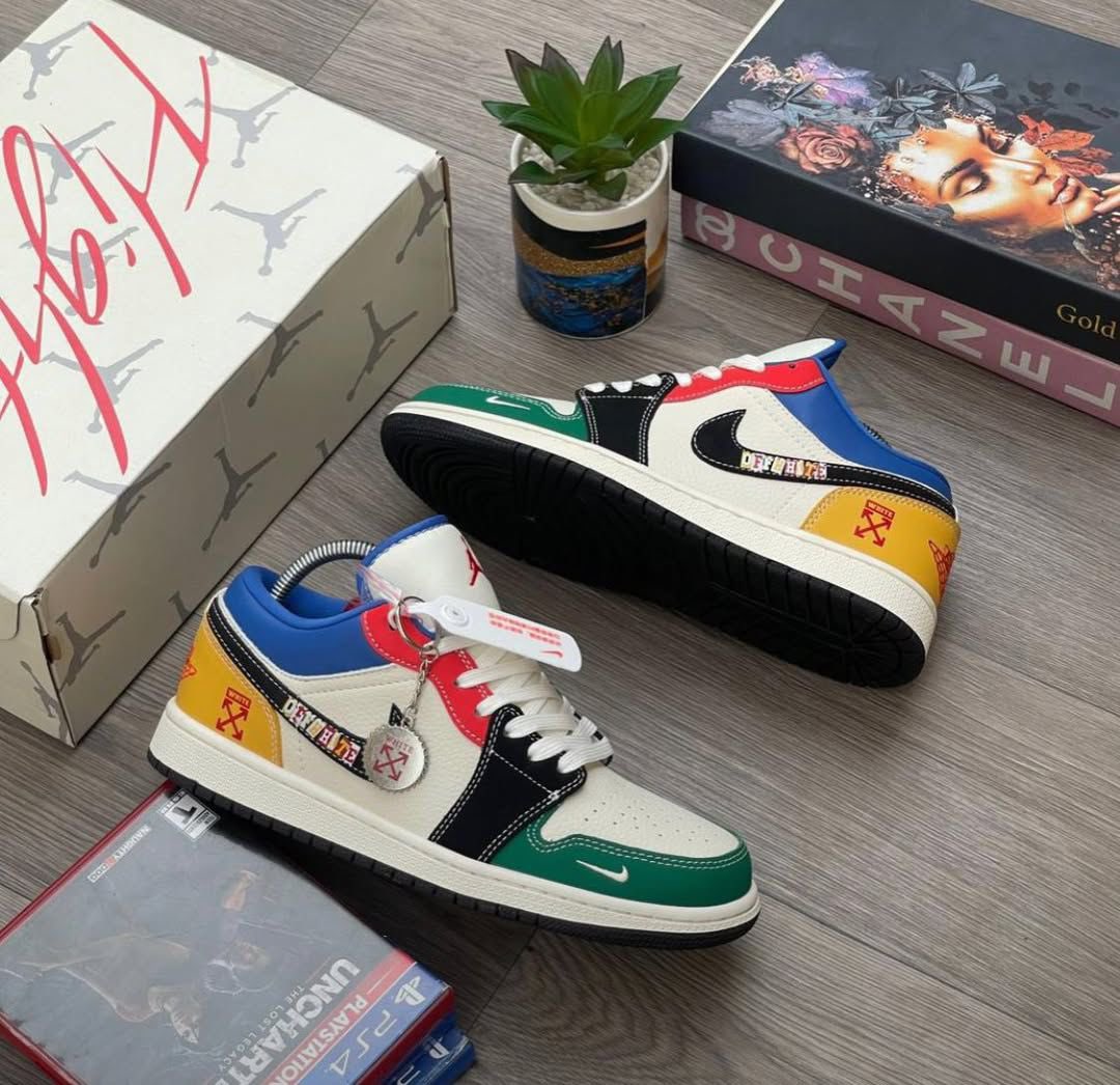 footcasehq's tweet photo. The Air Jordan 1 is one of the most influential sneaker silhouettes ever created. Its simple design has inspired countless collaborations, custom concepts, and colourways over the years, making it a timeless favourite among sneaker enthusiasts. https://t.co/4nb7eZlSW9