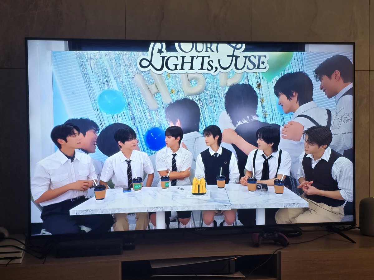 ONF_UK's tweet photo. 생일 축하합니다 🎉 💕 💜 

I wish I understood what they were talking about 😂

#온앤오프_빛나는_9번째여름
#LightsOn_ONF_9th #온앤오프 #ONF https://t.co/PkcSOkhoXg