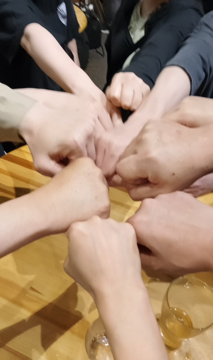 kintsugi2026's tweet photo. 改めましてハイファイブ満員有り難う御座いました！祥ちゃんも本当に本当に有り難う🥁✨飛玲仙の皆様も本当に有り難う御座いました！FAKE✩STARさんも素敵なライブ有り難う御座いました！温かい空気感の中アンコール含め7曲。今まで紡がれてきたご縁で実現された、奇跡の様な感謝しかない一夜でした✨ https://t.co/kEWr8aImQF