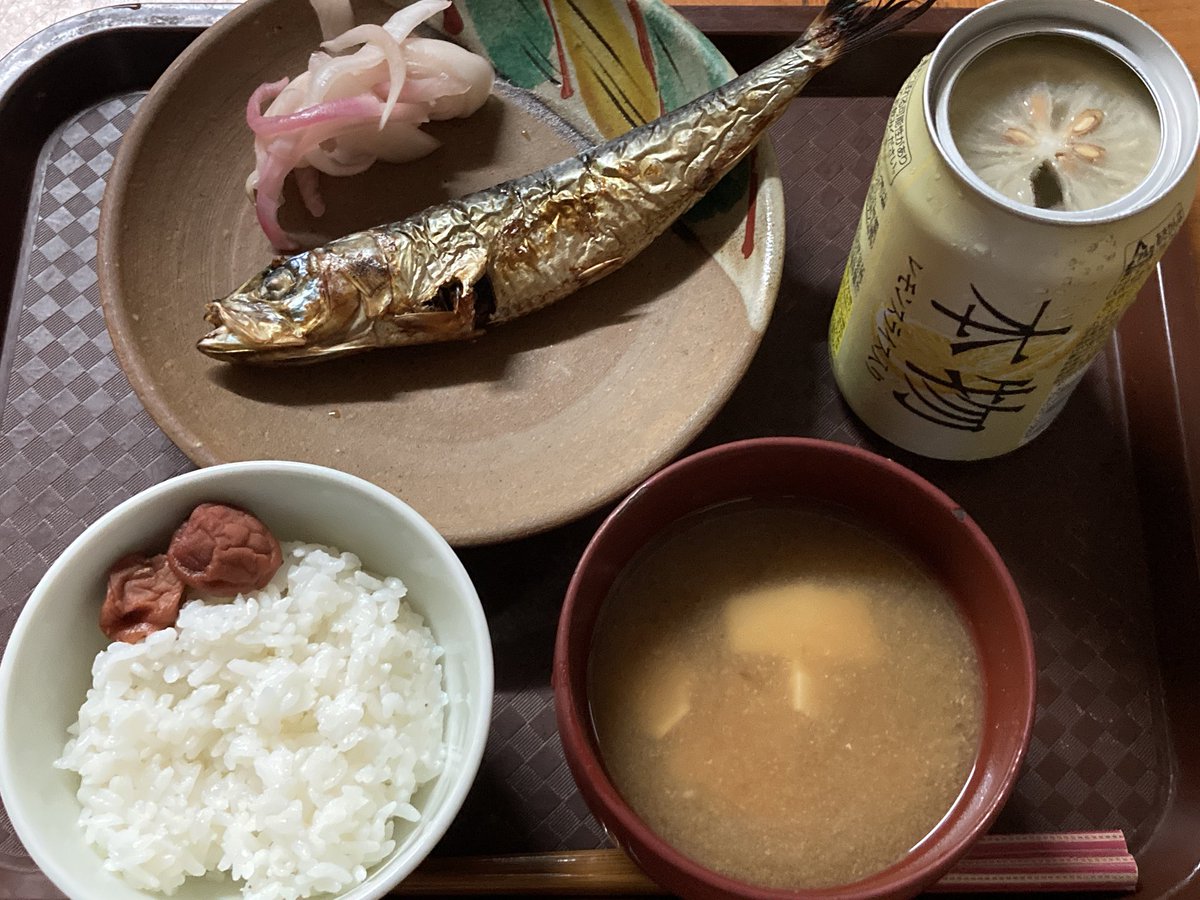 lovechapi's tweet photo. 仕事から15時ごろ帰ってきて、30分くらい寝よ…って横になって目覚めたら外が明るくてえっ、朝！？って慌てて起きたら普通に夕方でした。晩ご飯の焼魚に「未来のレモンサワー」つけた。これ開発した人にノーベルチューハイ賞あげる🥇 https://t.co/qtkquO99bN