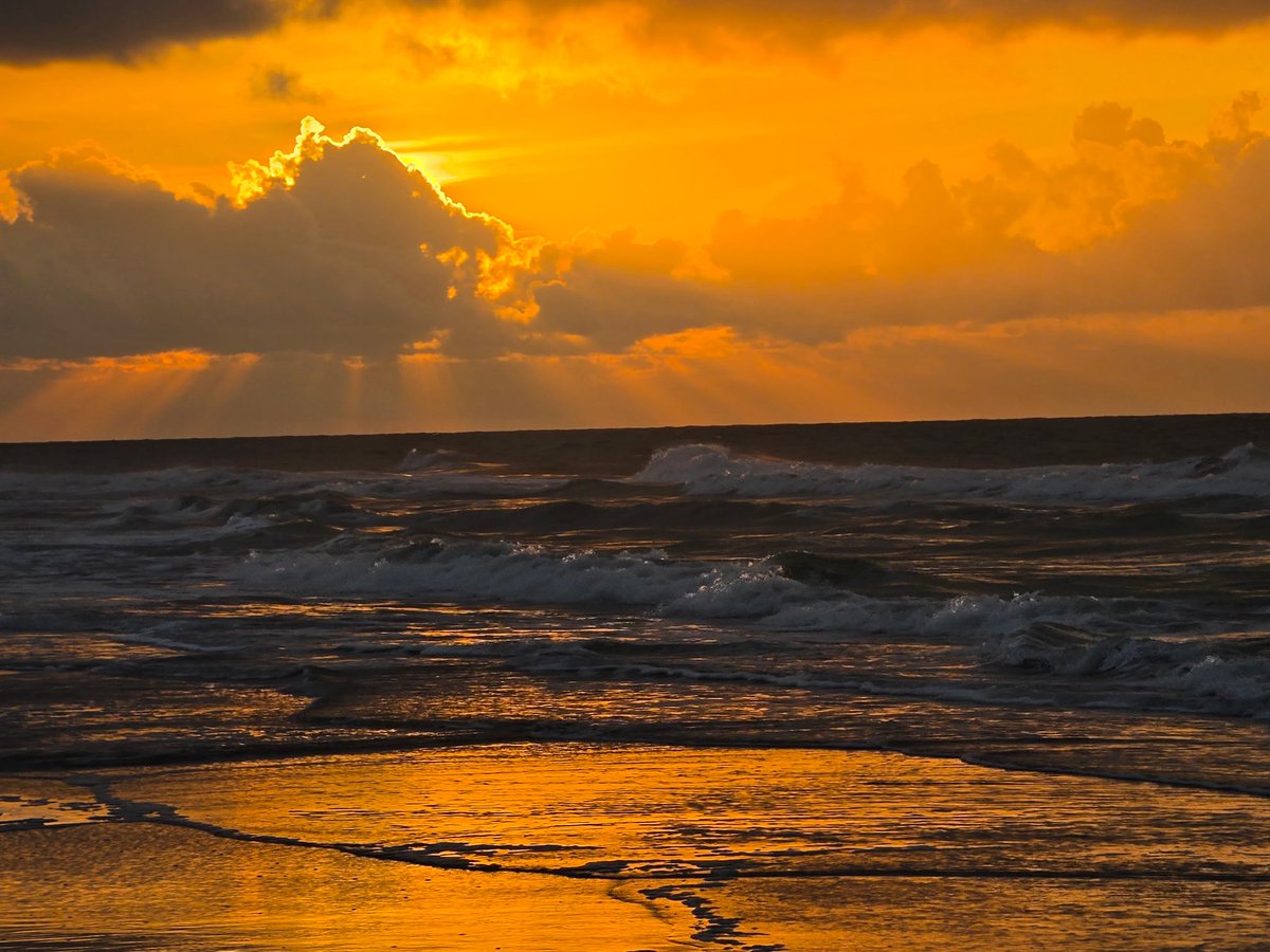 MattRHarris's tweet photo. “The heavens declare the glory of God; the skies proclaim the work of his hands.” Psalms 19:1

That certainly was the case early Sunday morning along the Grand Strand. #mymyrtlebeach #scwx @EdPiotrowski 

Photo Credit: Tim Akerlund https://t.co/weDhp2U3cP