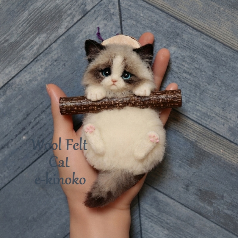 ekinoko1's tweet photo. #羊毛フェルト「ぶら下がりにゃんこ」シリーズ🐾
ラグドール子猫ちゃんをminneにて販売開始しました✨
木の枝をぎゅっと掴む姿に、ぜひ癒やされてください
https://t.co/u4T9tmHDzJ
素敵なご縁がありますように💖 https://t.co/OPYefS4WYG