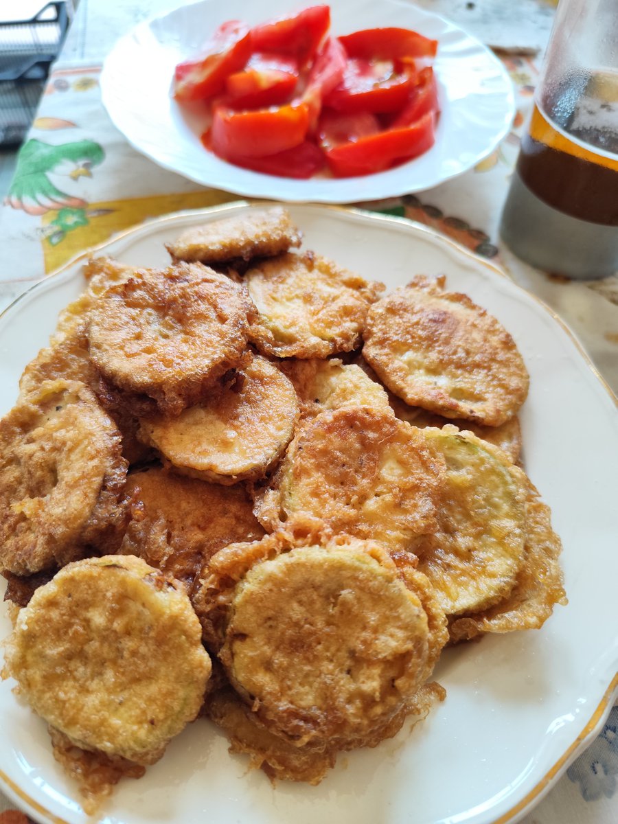 Patrick18958847's tweet photo. Puto lunes 😭 
 Me tomo un descansito de los meñus hasta más ver 😅con un #VeganDay calabacín albardaú con su tomatito 🍅 de acompañamiento 😋😋😋😋😋😋😋😋😘😉 https://t.co/ngJY97rz2j