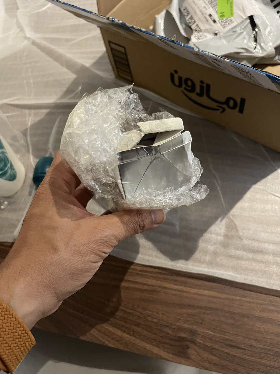 FAHADMALDOSARY's tweet photo. @AmazonKSA 

I received the perfume in an opened and used condition. Additionally, the lighting item’s box was damaged. Is this acceptable? https://t.co/Tuo1cJ9vMS