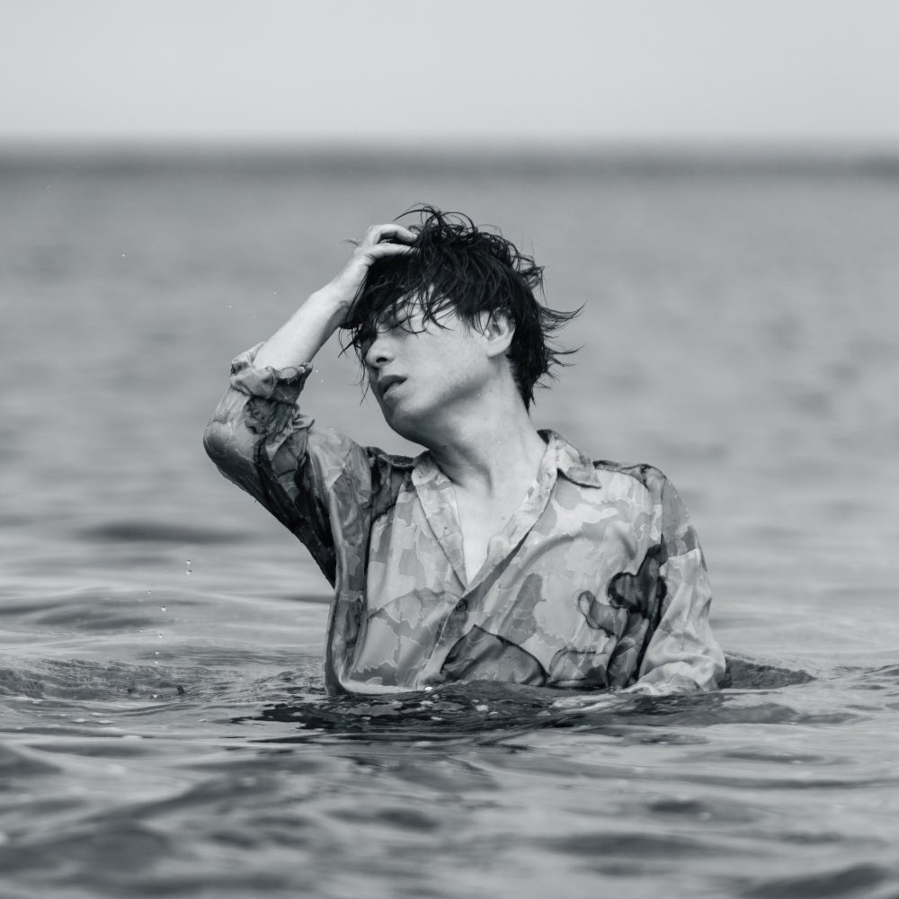 isoyama_jun's tweet photo. 8.16 発売 New Album「真ん中」 ジャケット公開！

胸の真ん中
届きますように

#磯山純 #真ん中 https://t.co/8ksVnRxZIh