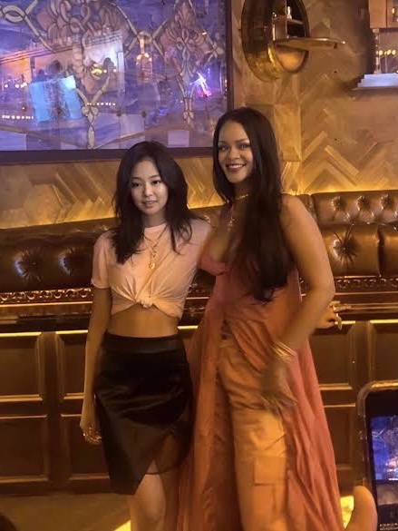 TheePopCore's tweet photo. JENNIE mentions Rihanna in her latest Cosmopolitan interview:

"Rihanna will always be my biggest dream in terms of how much influence she has over pop culture and also music culture and art itself. She's so inspiring for me." https://t.co/WWr7x12IeZ