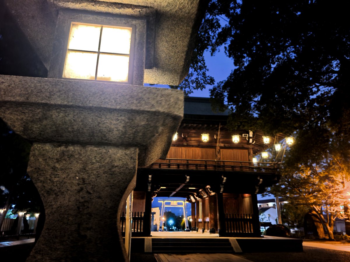 ishikirishrine's tweet photo. 先ほど夏季大祭 宵宮祭を斎行致しました。暑さの中に凛とした空気が漂う夏の夜の祭典は、この時期特有の趣があります。多くの方々にご参列を賜り、厳粛な中に執り納め致しました。
 #石切劔箭神社  #宵宮祭 https://t.co/p5nSrq3YMh
