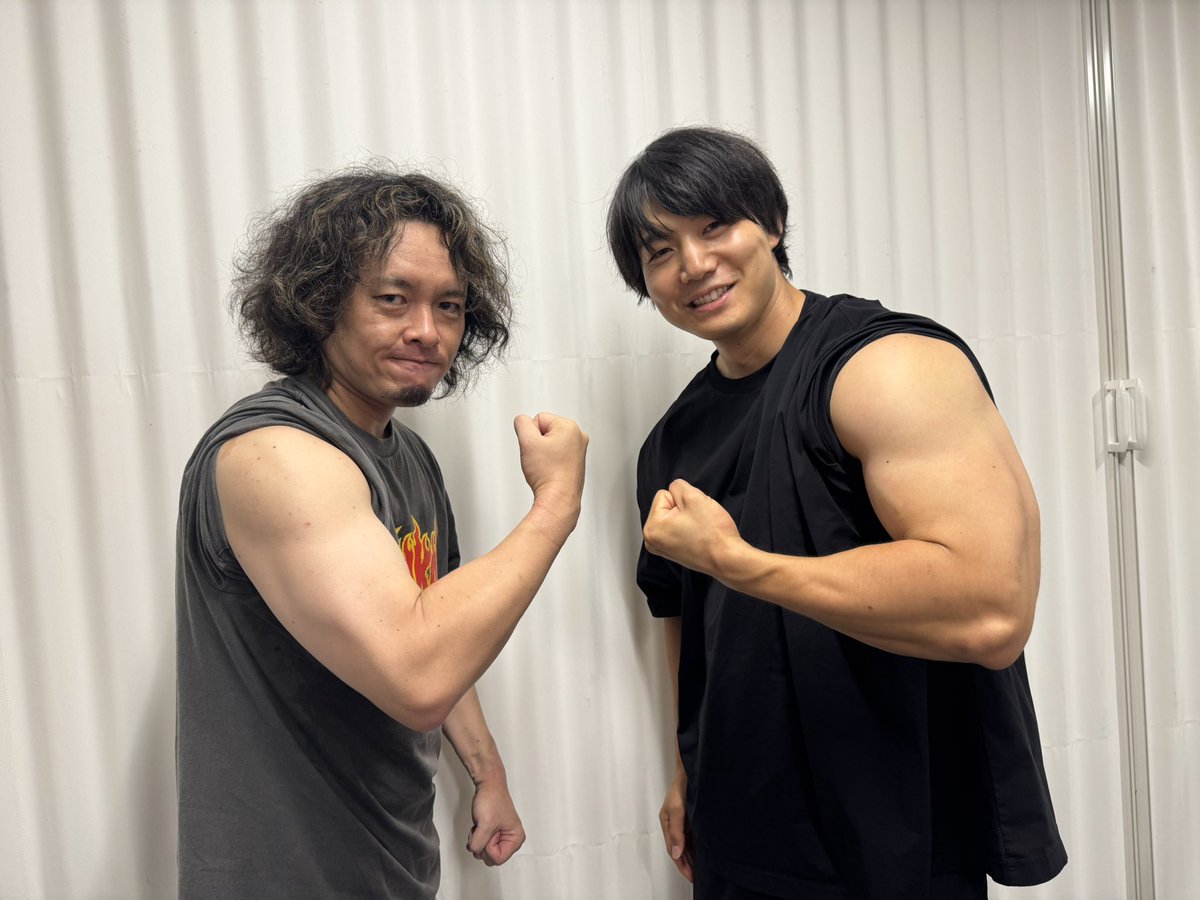 aoki_Nomacho's tweet photo. DAIENKAIありがとうございました！
本当前からライブ行ってて、曲も大好きで、打首さんの曲きっかけでお遍路に興味持って行ってみたり、地元名古屋から東京まで行って二郎食べてみたりしてたぐらいでしたが、ずっとそれを伝えられずに芸人間だけで話してたら、根建さんがそれを伝えてくれて、それでも恥ずかしくてウジウジしてたら会長から話しかけてくれて、いろいろ伝えたけど写真撮ってくださいと言えずに泣く泣く帰ろうとしたら写真撮りましょうって言ってくれて、めちゃくちゃ幸せでした。まわりの人の優しさだけで実現した写真です。
ライブで「筋肉マイフレンド」演奏する時、自分が客で行くと周りの目が恥ずかしいという話も伝えられて良かったです。
客席から見る打首獄門同好会もめちゃくちゃかっこいいのですが、ステージ上で見る御三方とんでもなかったです！！夢の中にいるみたいでした！
セクマシさんは自分がいろいろラジオ呼ばれた時いつもセクマシの曲をリクエストするのですが、断られるのでバンド名変えてください。2018年の改名ライブも行きました。

それと会長は実際本当にしっかり筋肉ついてます。