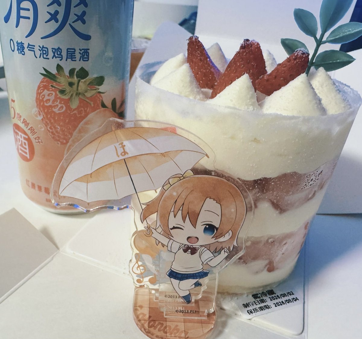 Snowater4's tweet photo. お誕生日おめでとう🎂

仕事帰りにイチゴケーキとイチゴ酒買った～🍓🍰🍷
#ほ誕生日 https://t.co/tS7kwkWL17