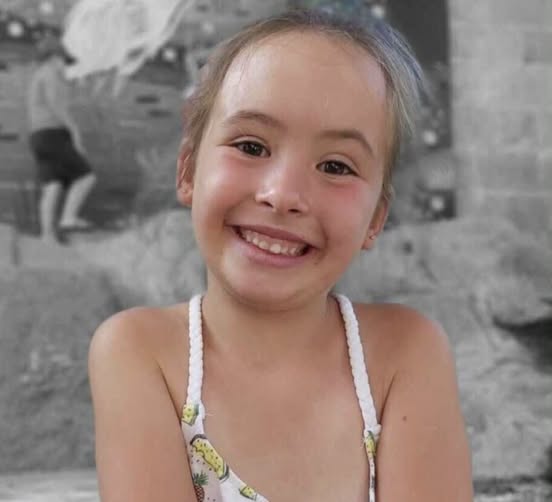 HopeMediaFR's tweet photo. 🎉 Après plus de 1 000 jours de combat contre une leucémie, Lilwen, 10 ans, est aujourd'hui en rémission.

💪 La fillette a traversé des épreuves d'une immense difficulté, dont deux comas et un long parcours de soins, avant de pouvoir retrouver une vie d'enfant.

📰 ActuFR
📸 Gossip Room