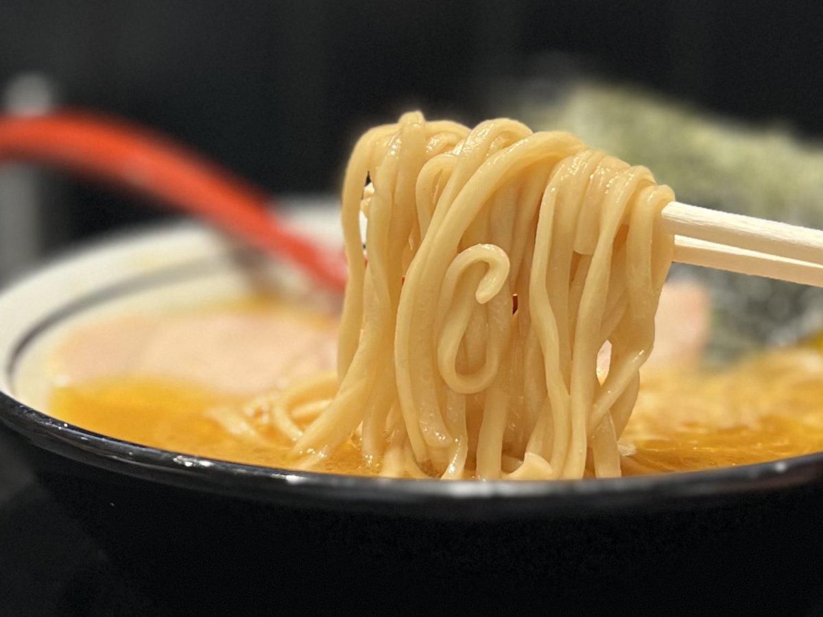 chakudon's tweet photo. らーめん飛粋 上大岡店@上大岡
らーめん+油多め+ももチャーシュー1枚+ライス。7月オープン。平日閉店間際10人程の外待ち。飛粋といえば家系の中にもあるこの上質感よね。うめえ。本店ほどの感動こそないもののハイクオリティ。若干薄めな印象なので次回は濃いめでもありかな。からしめんも食べたい。 https://t.co/VXXLCmRSSY