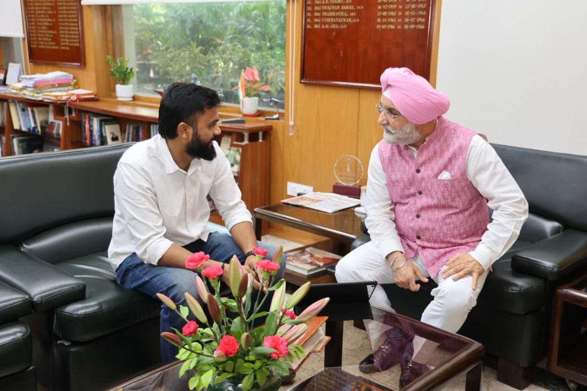 LokNiwasDelhi's tweet photo. Shri Shankar Singh, Founder, Vrikshit Foundation , called on Hon’ble @LtGovDelhi, Sardar @SandhuTaranjitS, at @LokNiwasDelhi today.

The Hon’ble LG appreciated the Foundation’s youth-led initiatives in cleanliness, waste management and environmental sustainability, and encouraged the team to undertake more projects with active participation from citizens and RWAs to build a cleaner, greener and more sustainable Delhi.