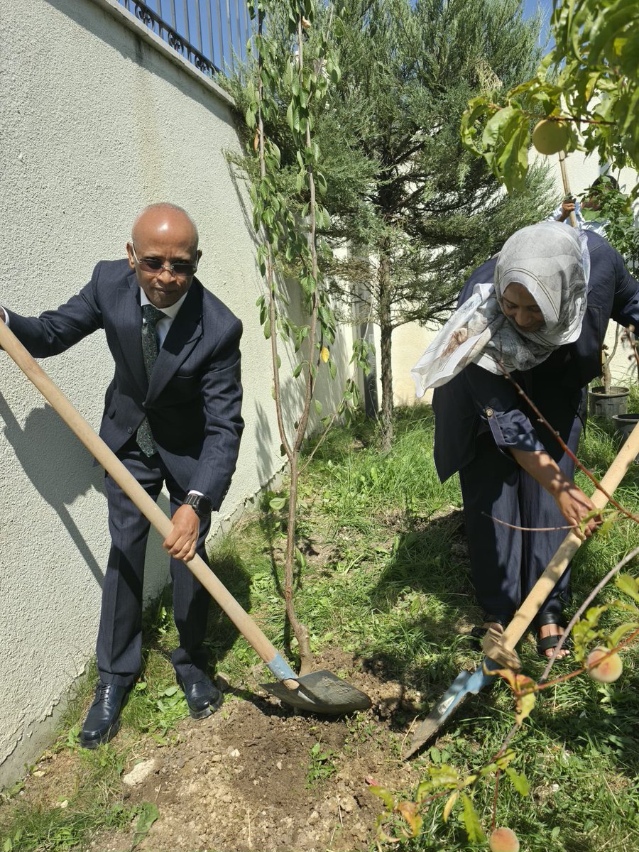 admet3c's tweet photo. በአንካራ የኢትዮጵያ ኤምባሲ የአረንጓዴ አሻራ ተሳትፎ

በኢትዮጵያ የአረንጓዴ አሻራ (Green Legacy) መርሃ ግብር አካል በመሆን፣ በአንካራ የሚገኘው የኢትዮጵያ ኤምባሲ ቤተሰብ በኤምባሲው ግቢ ውስጥ ችግኞችን በመትከል በመርሃ ግብሩ ተሳትፏል።

ይህ ተሳትፎ ለአካባቢ ጥበቃ፣ ለዘላቂ ልማት እና ለአረንጓዴ ሽግግር የሚደረጉ ጥረቶችን የሚያጎለብት ነው። የተተከሉት ችግኞችም ለመጪዎቹ ትውልዶች የተሻለ አካባቢ ለመፍጠር የሚደረገውን አስተዋጽኦ ያሳያሉ።

"ለነገ ዛሬን እንትከል!" 🌱

#የአረንጓዴ_አሻራ #GreenLegacy #Ethiopia #EthiopianEmbassyAnkara #Ankara #GreeningEthiopia #ClimateAction #EnvironmentalSustainability #ለነገ_ዛሬን_እንትከል #TreePlanting #SustainableFuture
