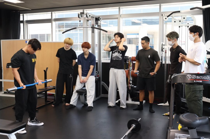 FSG52330108's tweet photo. 🏋️‍♂️メディカルスポーツ学科🏋️‍♀️
トレーニングルームで機器の使い方や身体の仕組みを実践的に学習💪✨
指導するのはアイメディカル卒業生の早尾さん😊
2年間でスポーツ系資格の取得も目指せます！
気になる方はぜひオープンキャンパスへ🙌
#FSGカレッジリーグ#国際医療看護福祉大学校 https://t.co/vI4F7dUwt9