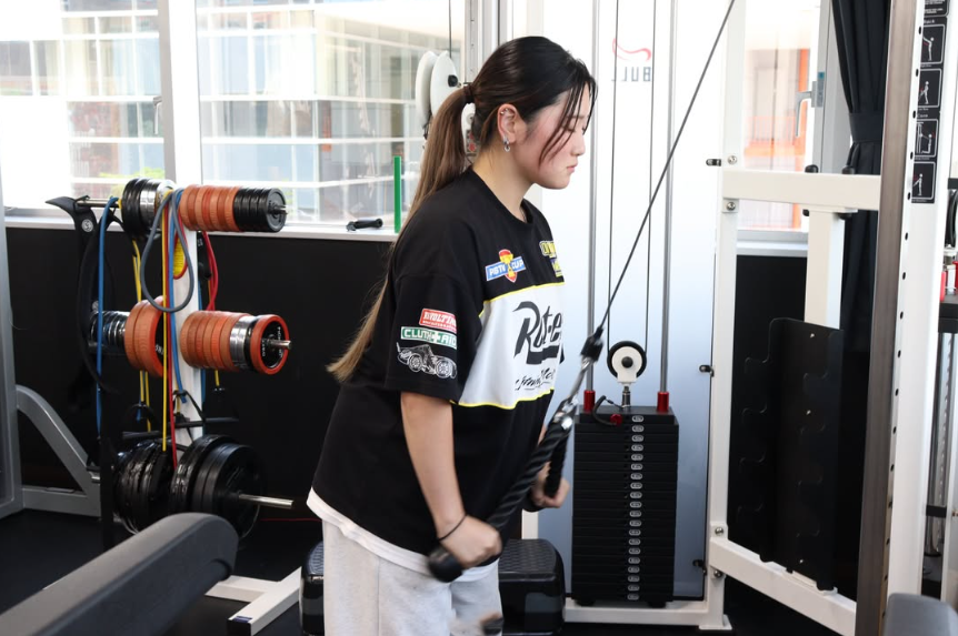 FSG52330108's tweet photo. 🏋️‍♂️メディカルスポーツ学科🏋️‍♀️
トレーニングルームで機器の使い方や身体の仕組みを実践的に学習💪✨
指導するのはアイメディカル卒業生の早尾さん😊
2年間でスポーツ系資格の取得も目指せます！
気になる方はぜひオープンキャンパスへ🙌
#FSGカレッジリーグ#国際医療看護福祉大学校 https://t.co/vI4F7dUwt9