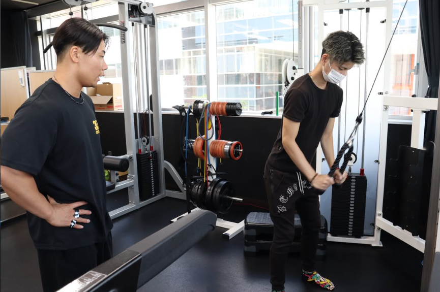 FSG52330108's tweet photo. 🏋️‍♂️メディカルスポーツ学科🏋️‍♀️
トレーニングルームで機器の使い方や身体の仕組みを実践的に学習💪✨
指導するのはアイメディカル卒業生の早尾さん😊
2年間でスポーツ系資格の取得も目指せます！
気になる方はぜひオープンキャンパスへ🙌
#FSGカレッジリーグ#国際医療看護福祉大学校 https://t.co/vI4F7dUwt9