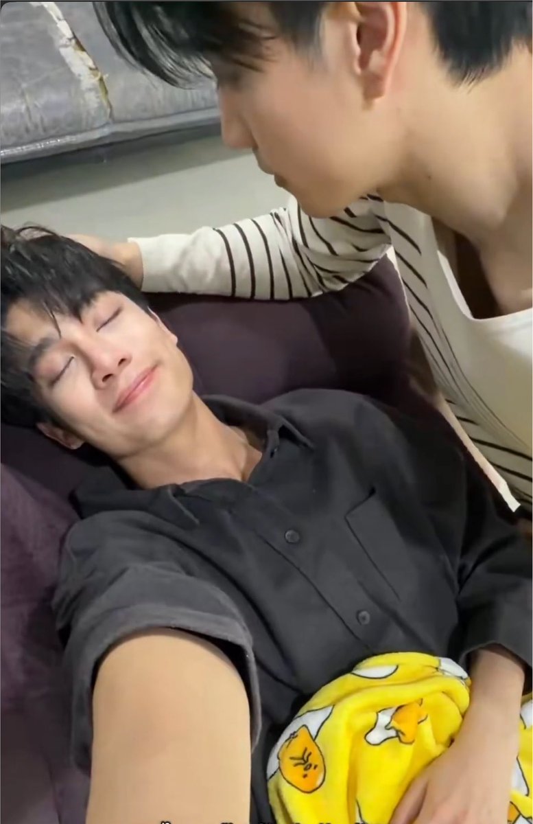 m1vhyvng's tweet photo. องศานอนหลับแล้ว นี่เป็นรูปแอบถ่าย https://t.co/PB6WIlZWrg