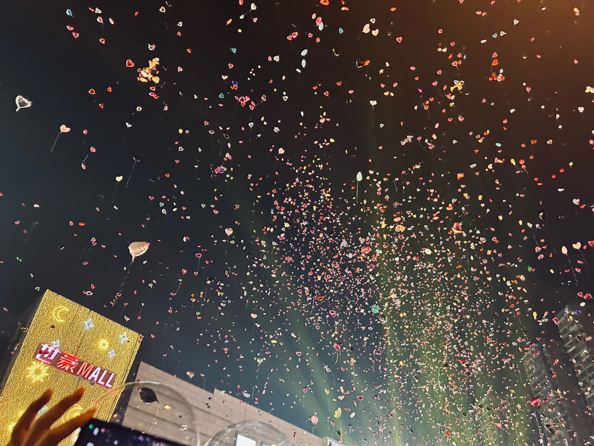 JaneneB73358's tweet photo. [Midnight, confetti, and 2025 counting down together—cheers to fresh starts!  #NewYearsEve]， https://t.co/mrZlzu7oGx