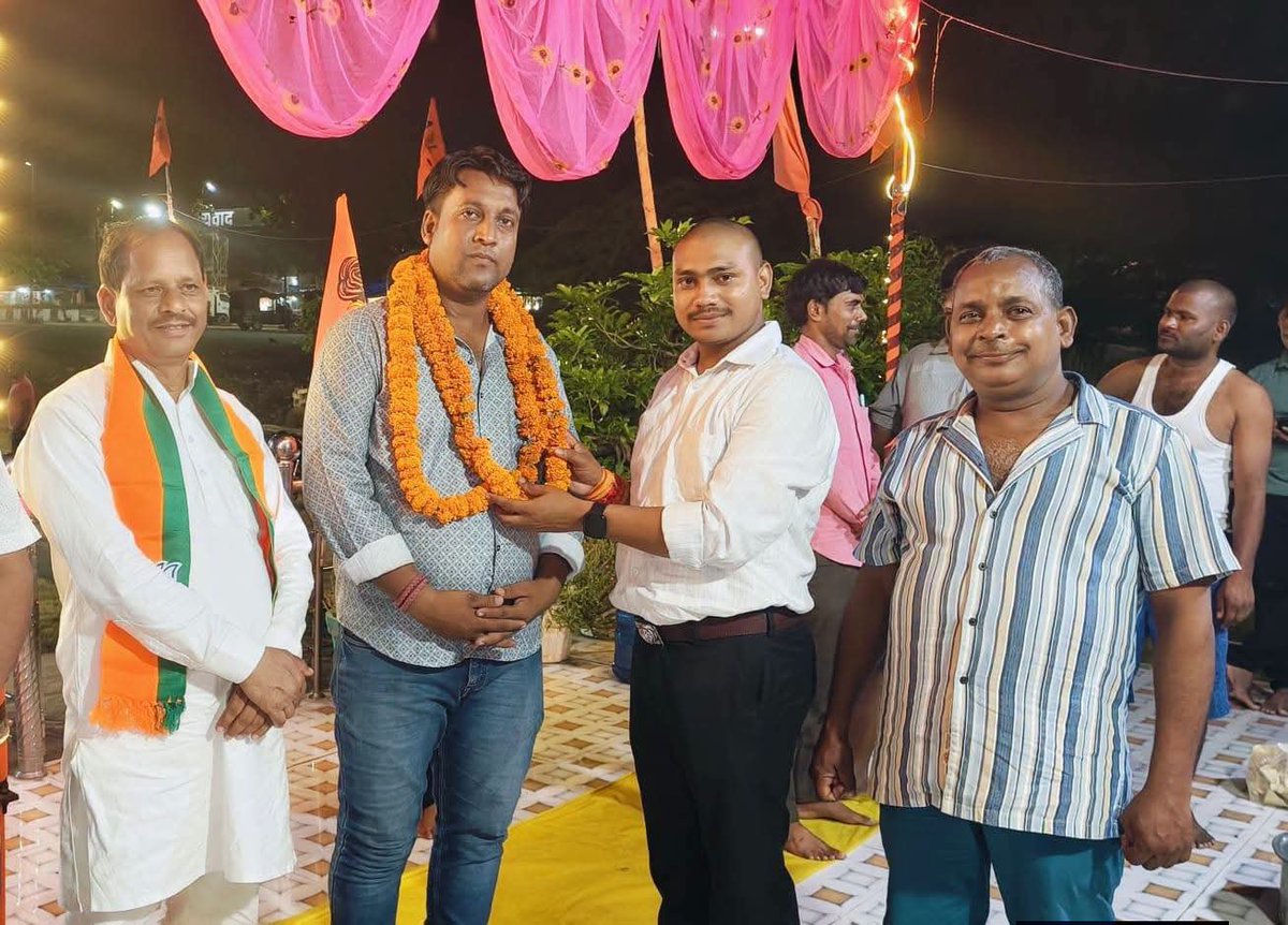 GondNeetish's tweet photo. 03/08/2026  को 
मऊ भारतीय जनता पार्टी मंडल रतनपुरा के यशस्वी बूथ अ���्यक्ष रतनपुरा श्री अमित मौर्य जी के जन्मदिवस के 
 अवसर पर रतनपुरा स्थित काली मंदिर पर लोकप्रिय जिलाध्यक्ष भाजपा मऊ आदरणीय श्री रामाश्रय मौर्य जी व अपने साथियों के साथ जन्मदिवस के शुभ अवसर पर बधाई शुभकामनाएं दिया। https://t.co/aPJFdQjcUz