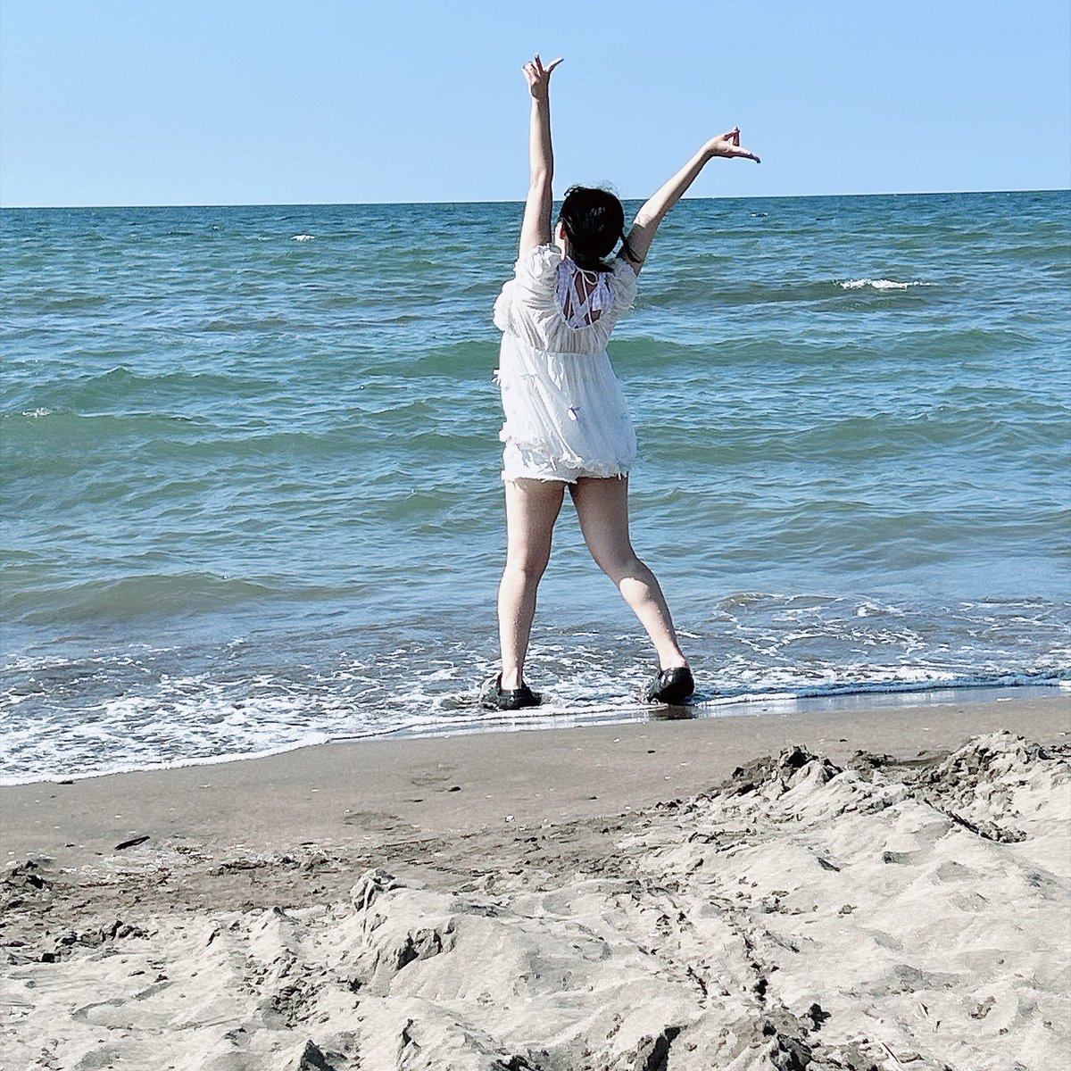 gergedansan's tweet photo. （「ハニーの日 at 小樽」の巻・その1）
8/2 札幌から一番近い海水浴場、おたるドリームビーチ、無事到着のまゆしぃ（諸々省略←）
はるばる飛んで来て20分ステージで完全燃焼。青空の下、BBQを囲んで日の沈みかけまで語らう贅沢な時間。お互いお疲れさまでした。何だか初心に戻れたよ。
#佐々木まゆ https://t.co/3HUKSyCN8c