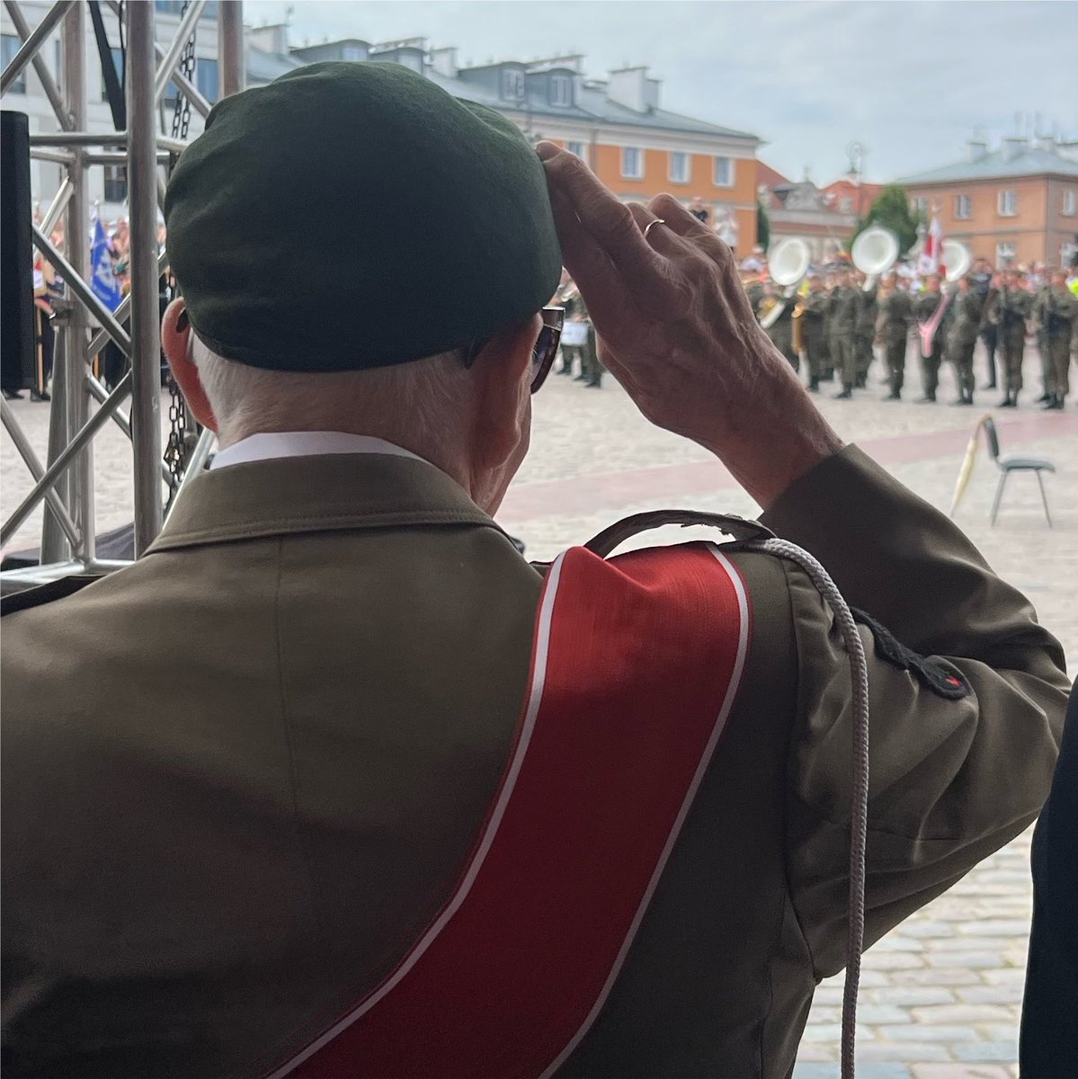 czaplinskiii's tweet photo. Wyjątkowa chwila. Pan Pułkownik Jakub Nowakowski „Tomek” z Zośki. Silny jak stal, został ojcem chrzestnym Sztandaru 18 Stołecznej Brygady Obrony Terytorialnej. Tak powinno być.  
Godna uroczystość z udziałem Prezydenta RP @NawrockiKn.  
🫡🇵🇱 https://t.co/hx9ogQNFCe