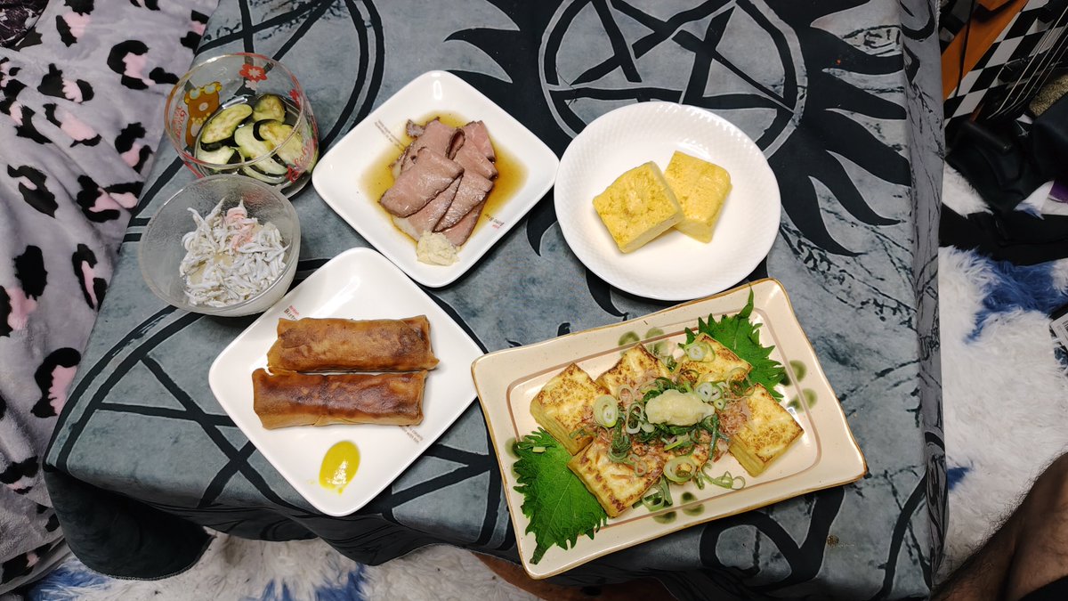 gasp34's tweet photo. 厚揚げ、春巻き、厚焼き玉子、シラスおろし、ローストビーフ、ナスの浅漬け https://t.co/28WYLeYBgL
