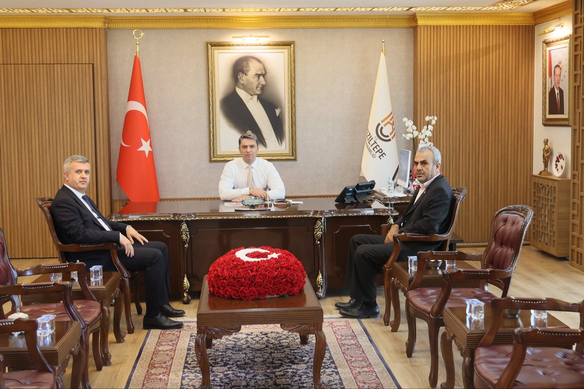 KiziltepeKymlk's tweet photo. 📍Kızıltepe Kaymakamlığı 

➡️Yamanlar Mahalle Muhtarı Fetullah YAMAN,
Günlüce Mahalle Muhtarı Mahmut TARHAN,
Çatalca Mahalle Muhtarı Hadi KARAKUŞ,
Yamaç Mahalle Muhtarı Ömer UÇAR,
Kahraman Mahalle Muhtarı Murat KAHRAMAN ve 
Haznedar Mahalle Muhtarı Tarık AYDIN,
➡️Mardin Güvenlik Korucuları Birlik ve Dayanışma Federasyonu Başkanı Nuh KAYA ve Kızıltepe Güvenlik Korucuları Birlik ve Dayanışma Derneği Başkanı Ramazan KARAHAN,
➡️Mardin Karayolları Şube Şefi Mahmut KARAKUŞ,
Kaymakamımız Murat ACAR'ı ziyaret ettiler.

@TC_icisleri 
@iletisim
@Mardin_Valiligi