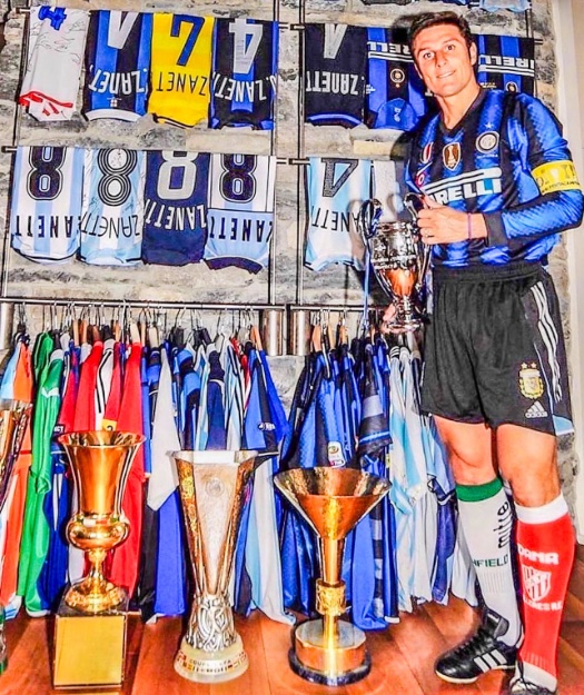 eurofootcom's tweet photo. 🇦🇷👑 He is the exact reason why Inter have retired the number 4 shirt... 🥶

Happy birthday, Javier Zanetti. 💙🖤 https://t.co/BTy6sKTaIx