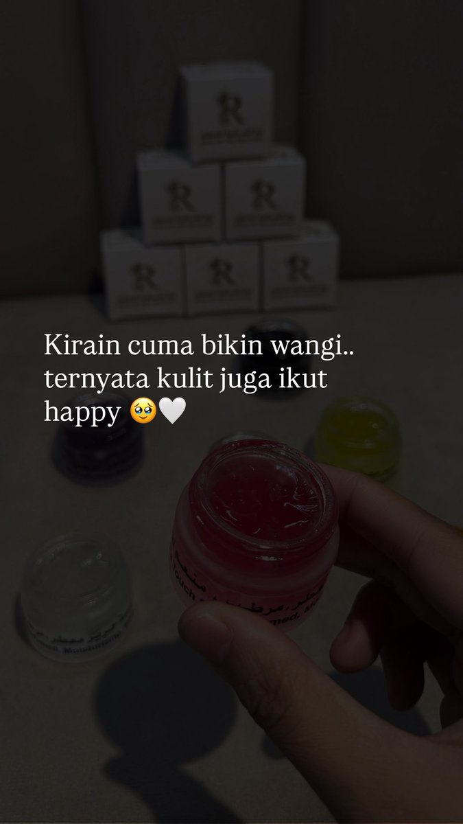 nsyrahsa's tweet photo. parfum kecil-kecil gini ternyata wanginya bisa awet 8 jam bahkan lebih.
padahal pakenya cuma dicolek sedikit terus dioles tipis ke kulit.
ini Silky Parfume Mekkah, parfum oles non-alkohol yang teksturnya mirip gel. https://t.co/See1pDiCD8