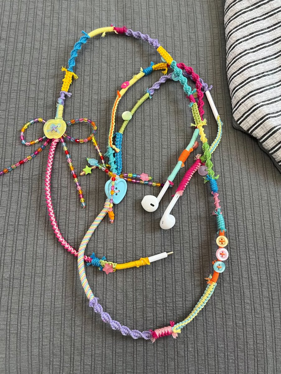 magleson's tweet photo. EH TERNYATA EARPHONES KABEL DI DEKOR PAKAI BENANG JADI SECANTIK INI? 🥹💗 https://t.co/Y7Bb7bAoQh