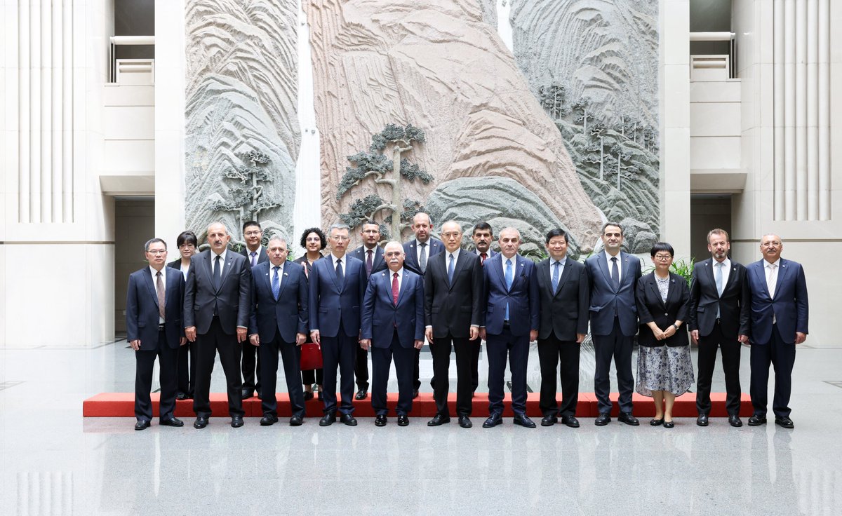 AYMBASKANLIGI's tweet photo. Anayasa Mahkemesi Başkanı Kadir Özkaya ve beraberindeki heyet, Çin Yüksek Halk Mahkemesinin resmî daveti üzerine Çin’e çalışma ziyareti gerçekleştirdi.

Ziyaret kapsamında Başkan Özkaya ve beraberindeki heyet; Yüksek Halk Mahkemesi Başkanı Zhang Jun, Adalet Bakanı He Rong, Ulusal Halk Kongresi Anayasa ve Hukuk Komitesi Başkan Yardımcısı Yuan Shuhong ve Tianjin Yüksek Halk Mahkemesi Başkanı Li Jing ile görüşmeler gerçekleştirdi. Anayasa Mahkemesi Heyetinin Çin temaslarına Türkiye’nin Pekin Büyükelçisi Selçuk Ünal da eşlik etti.

Söz konusu ziyaretin Türkiye ve Çin’in yargı kurumları arasındaki ilişkileri daha da güçlendireceğinin vurgulandığı görüşmelerde, yargı hizmetlerinde dijital dönüşüm ve yapay zekâ teknolojilerinin kullanımı başta olmak üzere hukuk ve yargı alanındaki iş birliği imkânları ayrıntılı şekilde değerlendirildi.

🔗 https://t.co/FXMVrab2wc