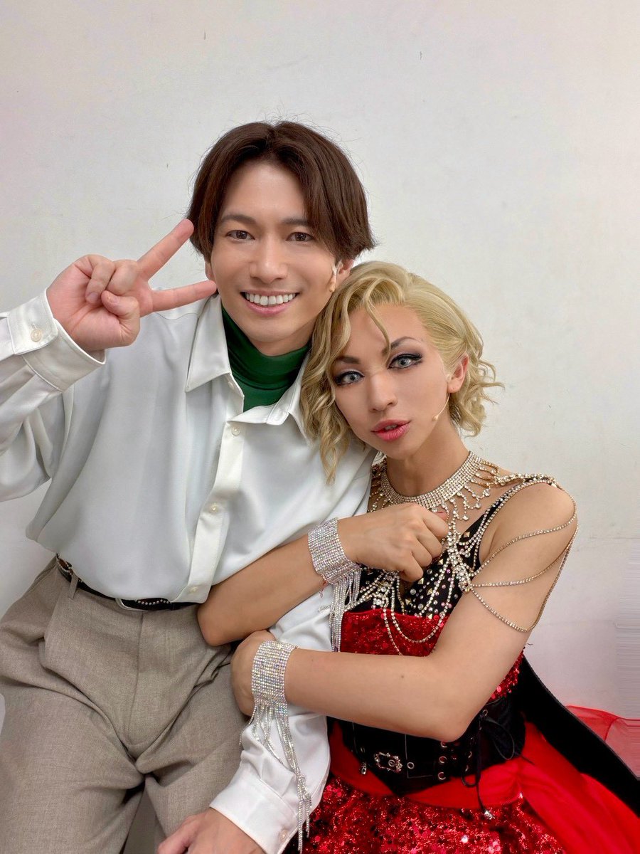 teruP2teru's tweet photo. 本日は休演日でした！
今日は温泉入ったりサウナ入ったりゆっくりリフレッシュ、明日からまたフレッシュに頑張ります！

写真は昨日ついにママとツーショット撮りました！ダニエルとローレンスのツーショット素敵な写真🍕
ペパロニヴァンパイア大阪公演チケットはこちらhttps://t.co/vjh1F2tbcg https://t.co/lutmYY04ZM
