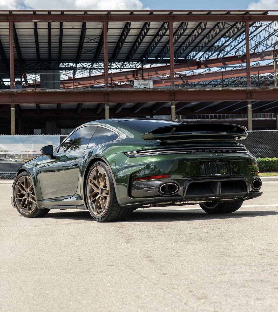 PorscheCIub's tweet photo. Oak Green Metallic Neo 992 Turbo S https://t.co/1PpGhj8dCj