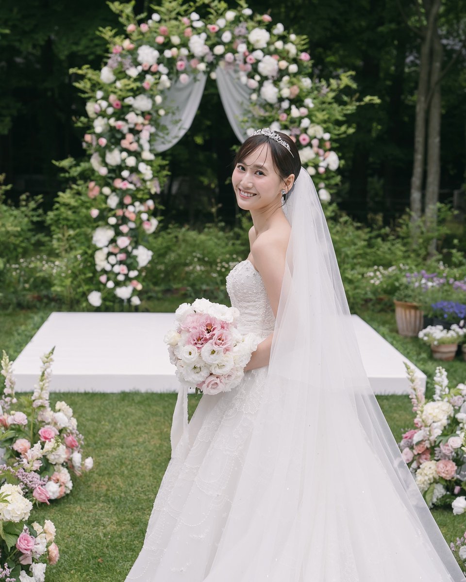 IONA0903's tweet photo. 結婚式のドレスは一目惚れでした👗✨
モデル時代にドレスショーでGRANMANIEさんのを着用してからずっとウェディングドレスはここのがいいと思っていたので、夢が叶って本当に嬉しいです。🕊️♥⟡.· https://t.co/FmJllEexBU