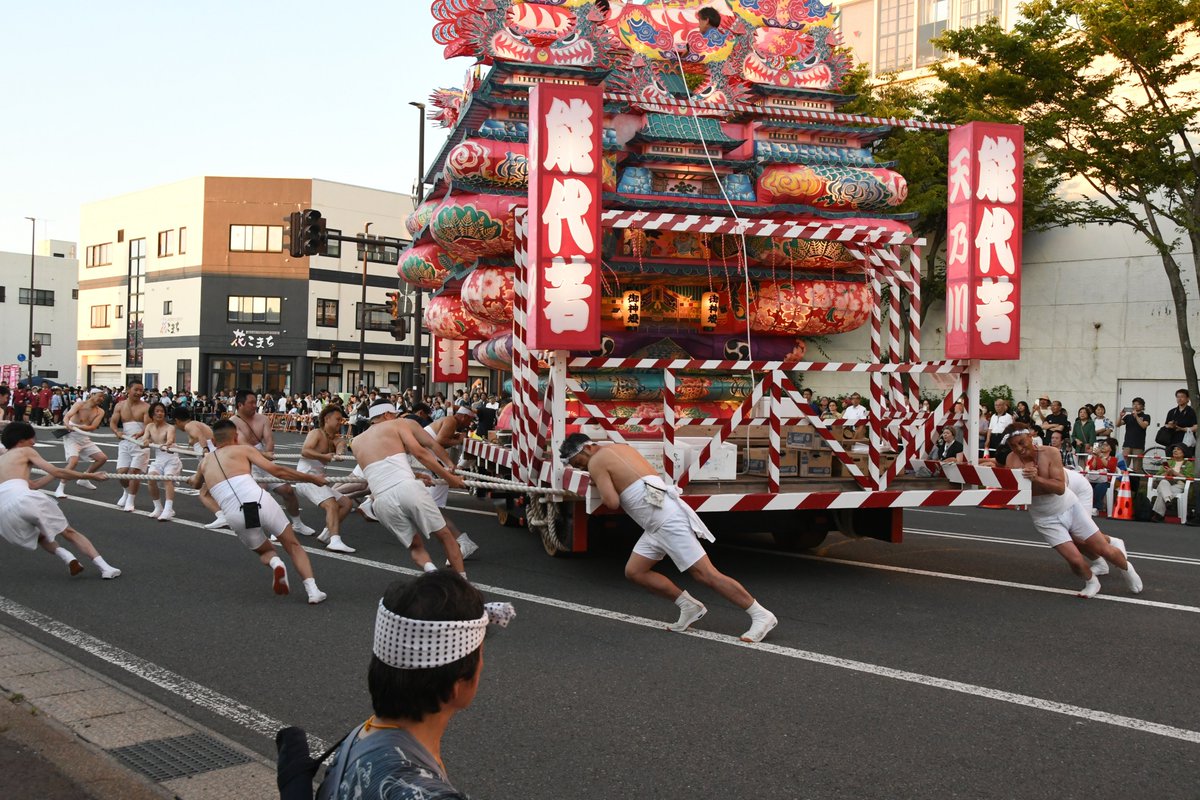 noshiro_city's tweet photo. 8月3日、能代七夕「#天空の不夜城」の2日目は、能代七夕五町組と能代第二中学校の生徒が音頭上げを披露。愛季（ちかすえ）、嘉六（かろく）、能代若、二中若が大通りを練り歩きました。また、プロジェクションマッピングが愛季に投影されると、観客は写真や動画を撮影したり見入ったりしていました。 https://t.co/OaMgSETraG