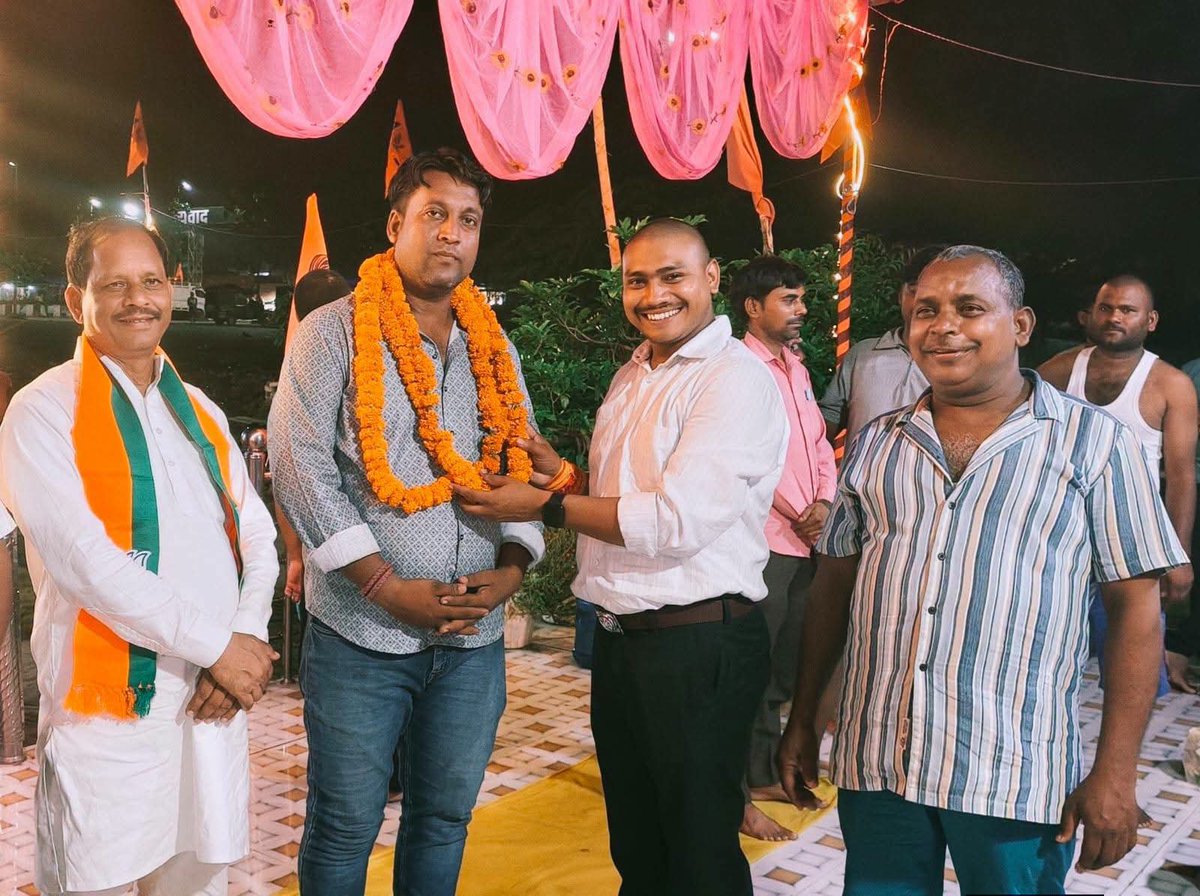 GondNeetish's tweet photo. 03/08/2026  को 
मऊ भारतीय जनता पार्टी मंडल रतनपुरा के यशस्वी बूथ अ���्यक्ष रतनपुरा श्री अमित मौर्य जी के जन्मदिवस के 
 अवसर पर रतनपुरा स्थित काली मंदिर पर लोकप्रिय जिलाध्यक्ष भाजपा मऊ आदरणीय श्री रामाश्रय मौर्य जी व अपने साथियों के साथ जन्मदिवस के शुभ अवसर पर बधाई शुभकामनाएं दिया। https://t.co/aPJFdQjcUz