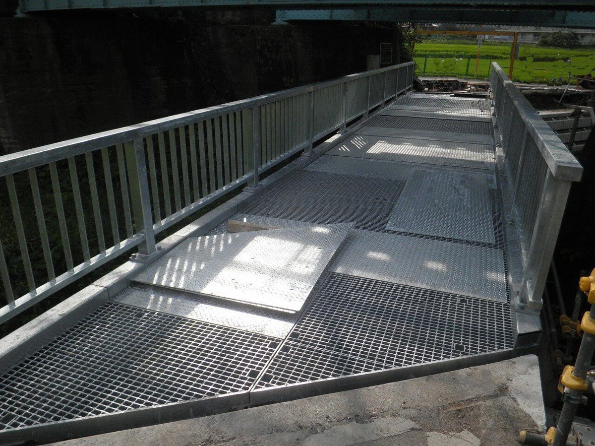 daikure's tweet photo. 『歩道橋用グレーチング床版』橋梁製品
https://t.co/Q6qqUA7gFZ

グレーチングを歩道橋の床版に採用した製品です

・薄い床版厚への対応が可能
・死荷重を軽減できるため、建設コストの縮減に貢献
・軽量で施工が容易なため、工期短縮が可能

#ダイクレ #橋梁 #歩道橋 #グレーチング #床版 https://t.co/HGOas1lsl5