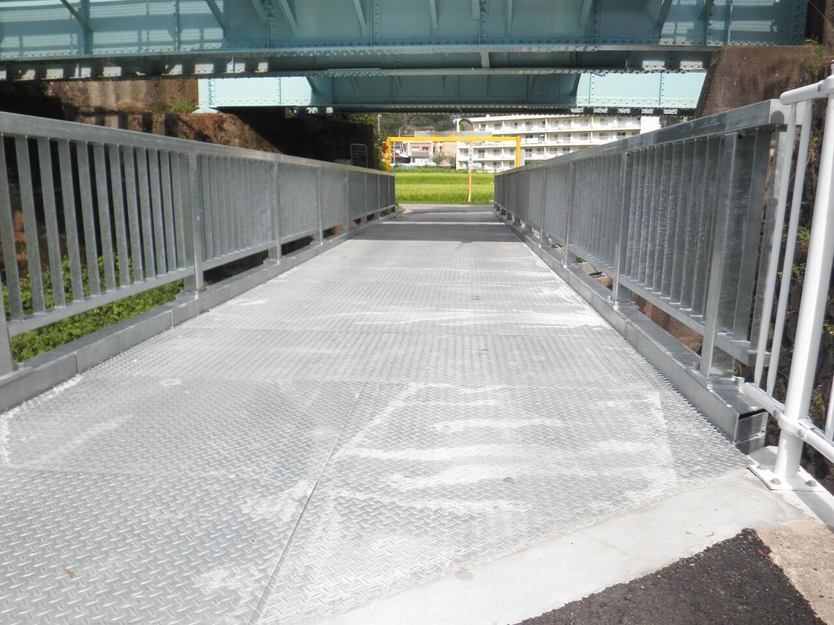 daikure's tweet photo. 『歩道橋用グレーチング床版』橋梁製品
https://t.co/Q6qqUA7gFZ

グレーチングを歩道橋の床版に採用した製品です

・薄い床版厚への対応が可能
・死荷重を軽減できるため、建設コストの縮減に貢献
・軽量で施工が容易なため、工期短縮が可能

#ダイクレ #橋梁 #歩道橋 #グレーチング #床版 https://t.co/HGOas1lsl5